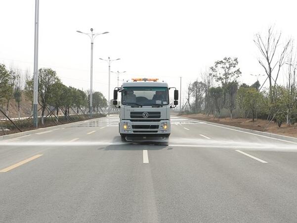 東風(fēng)天錦灑水車(chē)配置高降塵效果好