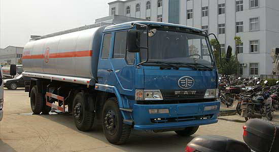 解放小三軸化工液體運輸車