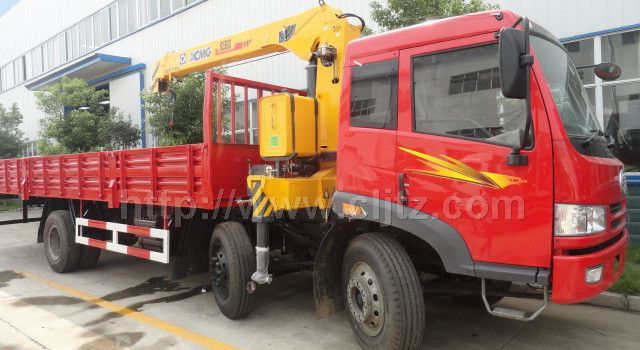 解放小三軸隨車起重運輸車